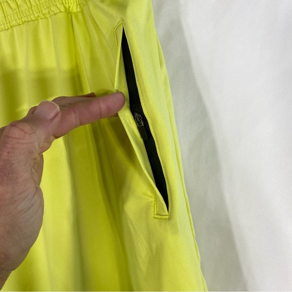 Real Essentials Women’s Relaxed Fit Active Dry-Fit Zipper Pocket Shorts - Picture 2 of 4